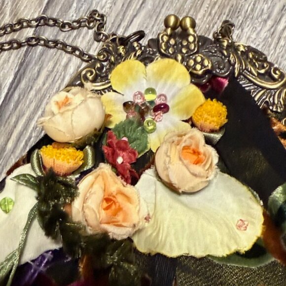 Beautiful Mary Frances Vintage Style Small Floral Purse with Shoulder Chain - Picture 6 of 7